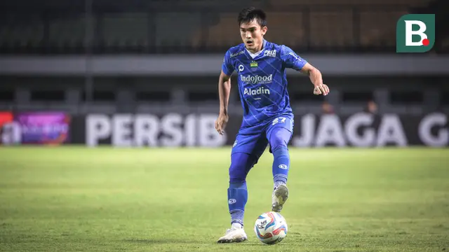 Pemain Persib Bandung, Zalnando mengontrol bola pada laga lanjutan pekan ke-3 BRI Liga 1 2023/2024 antara Persib Bandung melawan Dewa United FC di Stadion Gelora Bandung Lautan Api (GBLA), Bandung, Jumat (14/07/2023). (Bola.com/Bagaskara Lazuardi)