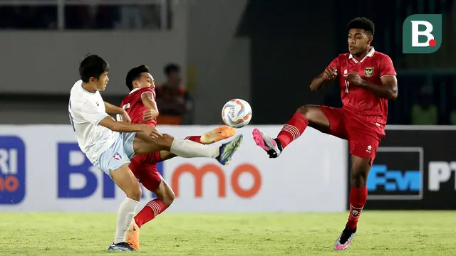 Pemain Timnas Indonesia U-23, Jeam Kelly Sroyer (kanan), dan Muhammad Rayhan Hannan (tengah), berduel dengan pemain Chinese Taipei U-23 dalam pertandingan Grup K Kualifikasi Piala Asia U-23 2024 di Stadion Manahan, Solo, Sabtu (9/9/2023). (Bola.com/Arief Bagus Prasetiyo)