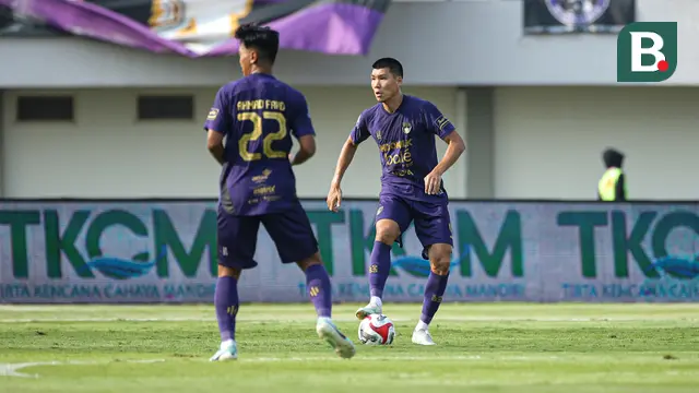 Pemain Persita Tangerang, Tamirlan Kozubaev saat berhadapan dengan Persebaya Surabaya pada pekan kedua BRI Super League 2025/2026 di Indomilk Arena, Sabtu (16/8/2025). (Bola.com/ Abdul Aziz)