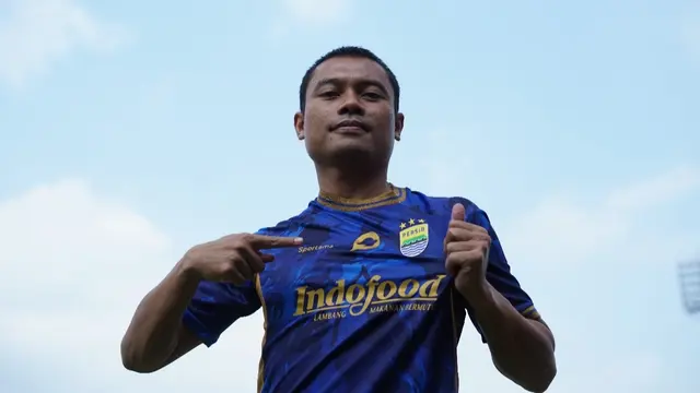 Gelandang Persib Bandung, Dedi Kusnandar. (Bola.com/Erwin Snaz)