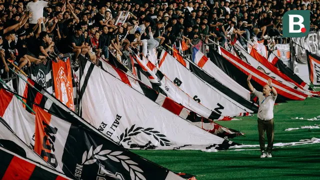 Pelatih Bali United, Johnny Jansen, menyapa suporter setelah timnya menang 1-0 atas Madura United pada laga pekan keempat BRI Super League 2025/2026 di Stadion Kapten I Wayan Dipta, Sabtu (30/8/2025) malam WIB. (Bola.com/Alit Binawan)