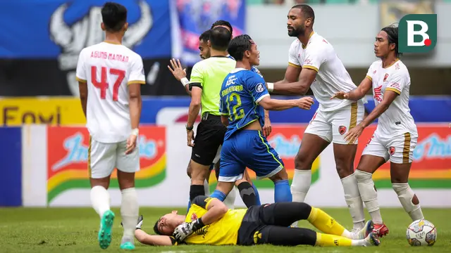 Pemain Persib Bandung Henhen Herdiana (tengah) melakukan protes kepada Yuran Fernandes (dua kanan) dan Erwin Gutawa pemain PSM Makasar bersitegang saat laga lanjutan BRI Liga 1 2022/2023 antara Persib Bandung melawan PSM Makassar di Stadion Pakansari, Bogor, Selasa (14/02/2023). (Bola.com/Bagaskara Lazuardi)