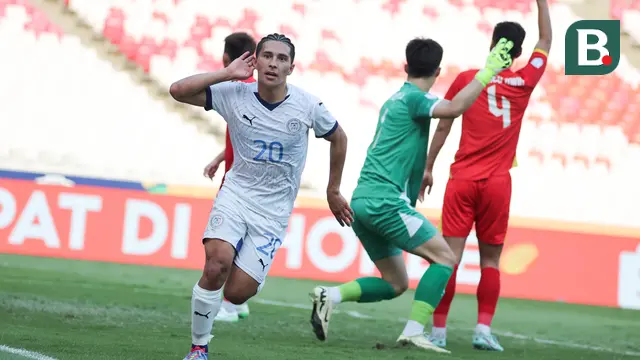 Winger Timnas Filipina U-23, Javier Mariona mencetak gol ke gawang Timnas Vietnam U-23 dalam laga semifinal Piala AFF U-23 2025 di Stadion Utama Gelora Bung Karno, Jakarta, (25/7/2025). (Bola.com/Abdul Aziz).