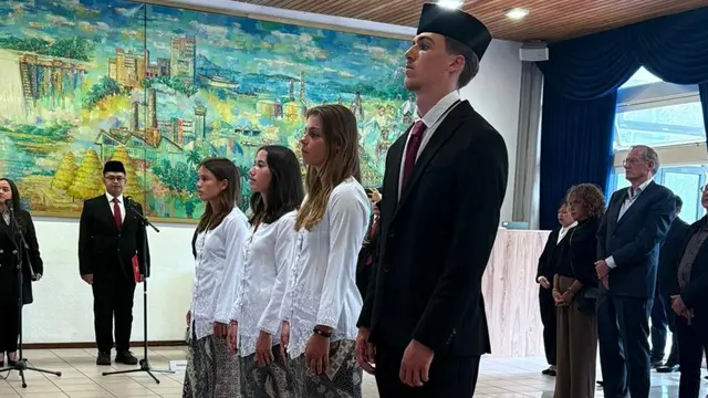 Momen Mauro Zijlstra (paling kanan) jalani sumpah setia sebagai Warga Negara Indonesia (WNI) di Kedutaan Besar Republik Indonesia di Den Haag. (Istimewa)