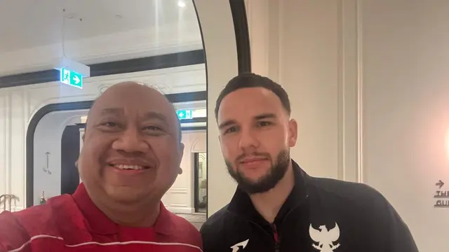 Wakil Ketua Komisi X DPR-RI, Lalu Hadrian Irfani, bersama bek sayap Timnas Indonesia, Calvin Verdonk. (dok. pribadi)