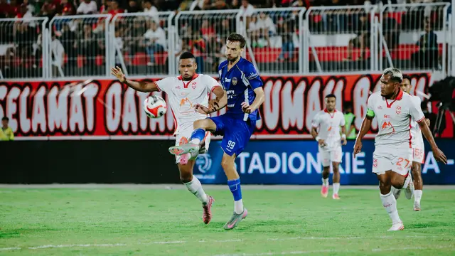 Penyerang PSIM Yogyakarta, Nermin Haljeta saat berduel dengan pemain Malut United. (dok. PSIM)