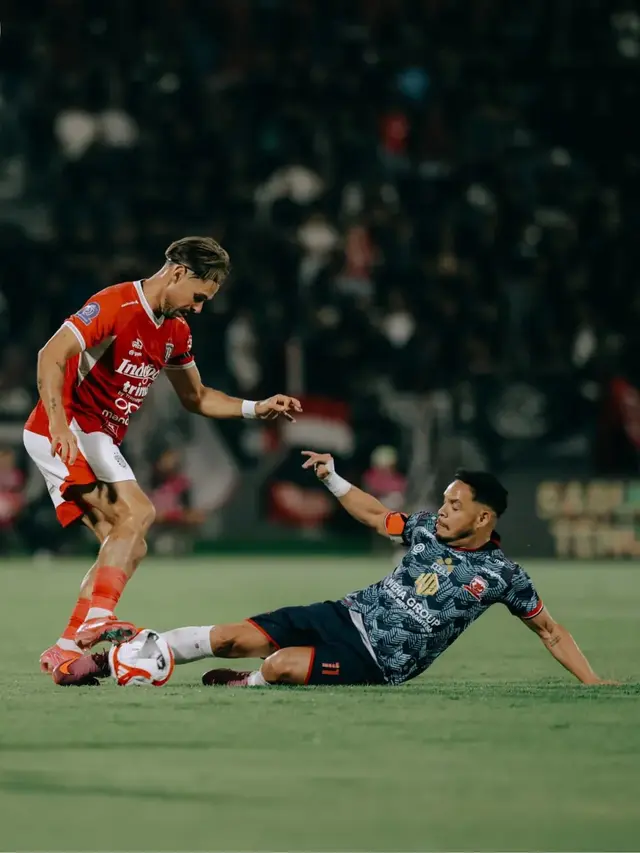 Winger Bali United, Thijmen Goppel, mencoba menghindari tekel dari winger Madura United, Lulihnha dalam laga pekan keempat BRI Super League 20252026 di Stadion Kapten I Wayan Dipta, Gianyar, Sabtu (30/8/2025). (Dok. Bali United)