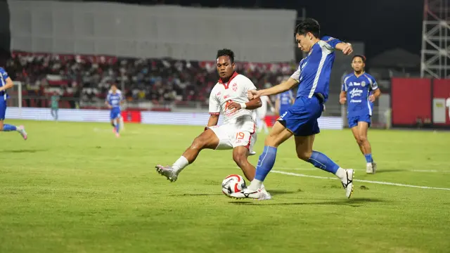 Striker Malut United, Taufik Rustam menganggu pergerakan bek PSIM Yogyakarta, Yusaku Yamadera dalam laga pekan keempat BRI Super League 2025/2026 di Stadion Gelora Kie Raha, Ternate, Sabtu (30/8/2025). (Dok. Malut United).