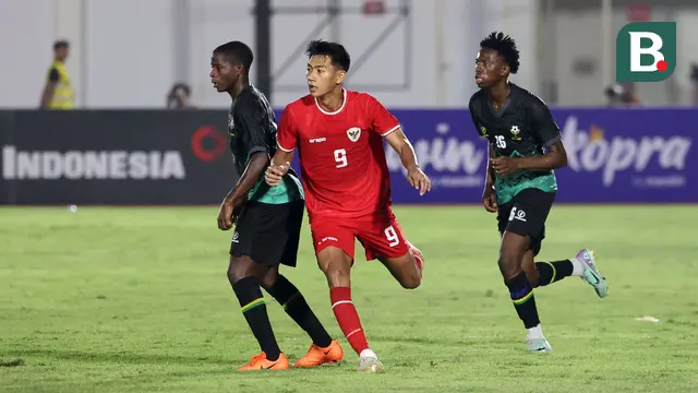 Pemain Timnas Indonesia, Malik Risaldi berusaha melewati pemain Tanzania saat laga uji coba di Stadion Madya, Senayan, Jakarta, Minggu (02/06/2024). (Bola.com/Abdul Aziz)