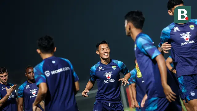 Pemain Persib Bandung, Henhen Herdiana (tengah) dkk melakukan pemanasan dalam sesi official training di Stadion Gelora Bangkalan, Madura, Kamis (30/5/2024) jelang laga leg kedua final Championship Series BRI Liga 1 2023/2024 menghadapi Madura United, Jumat, 31 Mei 2024. (Bola.com/Bagaskara Lazuardi)