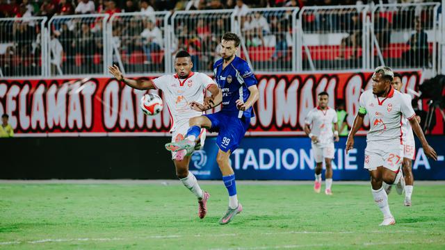 Penyerang PSIM Yogyakarta, Nermin Haljeta saat berduel dengan pemain Malut United. (dok. PSIM)