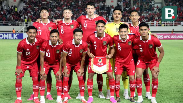 Pemain starting XI Timnas Indonesia U-23 berfoto bersama jelang melawan Chinese Taipei U-23 dalam pertandingan Grup K Kualifikasi Piala Asia U-23 2024 di Stadion Manahan, Solo, Sabtu (9/9/2023). (Bola.com/Arief Bagus)