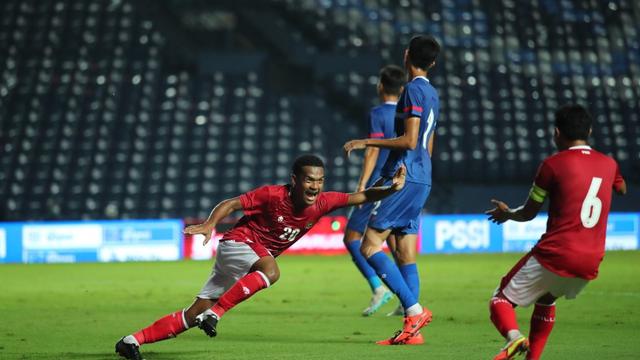 Ramai Rumakiek. Sayap Timnas Indonesia berusia 19 tahun ini melakukan debutnya saat diturunkan Shin Tae-yong dan langsung mencetak gol di leg pertama saat Indonesia menang 2-1 atas Chinese Taipei. Tak lama usai mencetak gol, ia ditarik keluar akibat mengalami cedera. (Dok. PSSI)