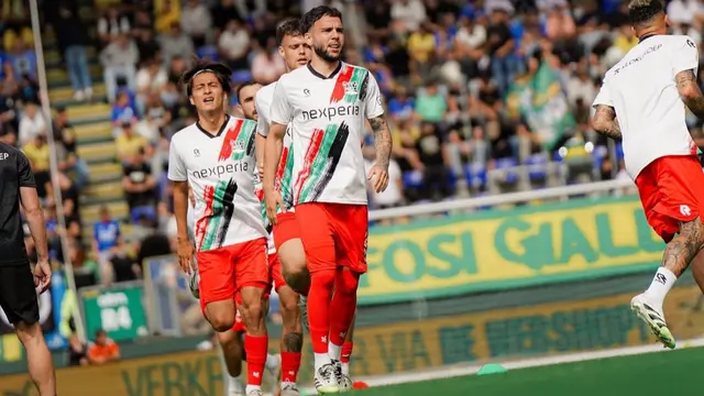 Calvin Verdonk menjalani pemanasan sebelum berlaga melawan Fortuna Sittard dalam laga pekan keempat Eredivisie 2025/2026, Minggu (31/8/2025). (Dok. NEC Nijmegen).
