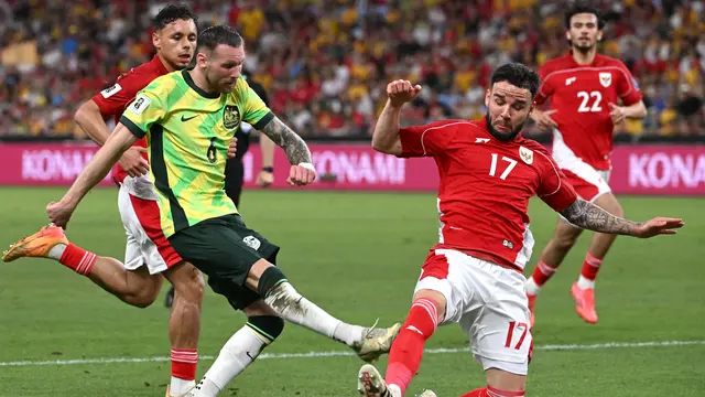 Calvin Verdonk mencoba menahan tendangan Martin Boyle saat Australia menang telak 5-1 atas Timnas Indonesia pada lanjutan Kualifikasi Piala Dunia 2026 di Sydney Football Stadium, Kamis (20/3/2025) sore WIB. (DAVID GRAY / AFP)