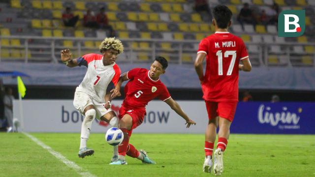 Pemain Timnas Indonesia U-19, Muhammad Alfharezzi Buffon (tengah) berebut bola dengan pemain Filipina U-19, Otu Banatao Otu pada laga Grup A Piala AFF U-19 2024 di Stadion Gelora Bung Tomo, Surabaya, Rabu (17/7/2024). (Bola.com/Aditya Wany)