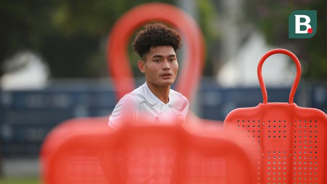 Pemain Timnas Indonesia U-20, Mikael Alfredo Tata saat latihan persiapan Kualifikasi Piala Asia U-20 2023 yang berlangsung di Lapangan A Gelora Bung Karno, Jakarta, Selasa (30/08/2022). (Bola.com/Bagaskara Lazuardi)