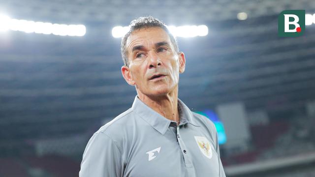 Pelatih Timnas Indonesia U-23, Gerald Vanenburg, saat laga melawan Timnas Thailand U-23 pada semifinal Piala AFF U-23 2025 di Stadion Utama Gelora Bung Karno, Jakarta, Jumat (25/7/2025). (Bola.com/Abdul Aziz)