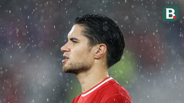 Pemain Timnas Indonesia, Kevin Diks menyanyikan lagu kebangsaan Indonesia Raya saat dimulainya laga lanjutan putaran ketiga Grup C Kualifikasi Piala Dunia 2026 melawan Jepang di Stadion Utama Gelora Bung Karno (SUGBK), Senayan, Jakarta, Jumat (15/11/2024). (Bola.com/Bagaskara Lazuardi)
