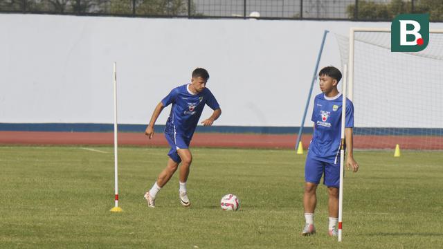 Pemain asing baru Persib Bandung asal Kroasia, Mateo Kocijan sudah terlihat bergabung dalam sesi latihan yang digelar di lapangan SPOrT Jabar, Arcamanik, Bandung, Selasa (9/7/2024). (Bola.com/Erwin Snaz)