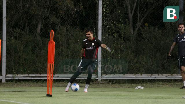 Kiper Timnas Indonesia, Emil Audero, berlatih di Lapangan ABC Gelora Bung Tomo, Surabaya (2/9/2025). (Bola.com/Wahyu Pratama)