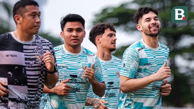 Pemain Timnas Indonesia (dari kanan) Sandy Walsh, Shayne Pattynama dan Asnawi Mangkualam melakukan jogging dalam sesi latihan perdana Timnas Indonesia di Lapangan B Gelora Bung Karno, Senayan, Jakarta, Selasa (28/5/2024) jelang menghadapi serangkaian laga uji coba dan kualifikasi Piala Dunia 2026. (Bola.com/Bagaskara Lazuardi)