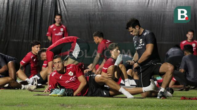 Kapten Timnas Indonesia, Jay Idzes, pendinginan setelah berlatih di Lapangan ABC Gelora Bung Tomo, Surabaya (2/9/2025). (Bola.com/Wahyu Pratama)