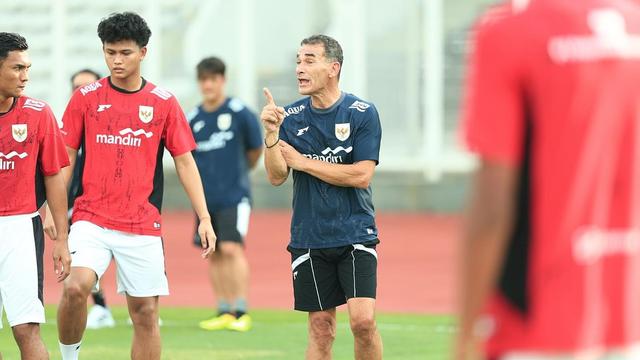 Hokky Caraka dan Gerald Vanenburg dari Timnas Indonesia U-23 (Instagram/geraldvanenburgofficial)