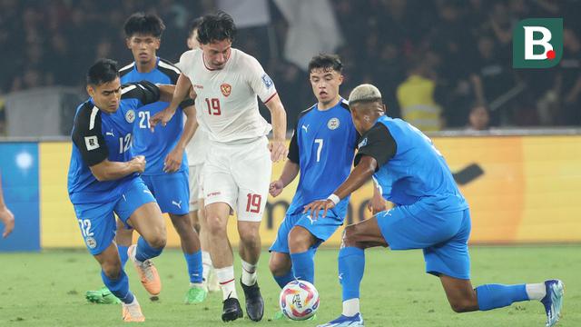 Gelandang Timnas Indonesia, Thom Haye, mendapat pengawalan ketat dari pemain Timnas Filipina pada laga terakhir putaran kedua Grup F kualifikasi Piala Dunia 2026 zona Asia, di Stadion Utama Gelora Bung Karno, Jakarta, Selasa (11/6/2024) malam WIB. Thom berhasil mencetak satu gol dan membawa Tim Garuda menang 1-0. (Bola.com/Muhammad Iqbal Ichsan)