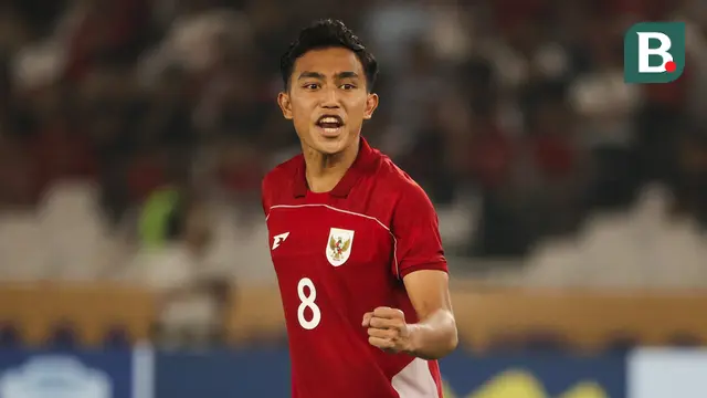 Selebrasi Rayhan Hanan usai berhasil mengeksekusi tendangan pinalti melawan Thailand pada babak semifinal Piala AFF U-23 di Stadion Utama Gelora Bung Karno, Jakarta, Jumat (25/7/2025). (Bola.com/Abdul Aziz)