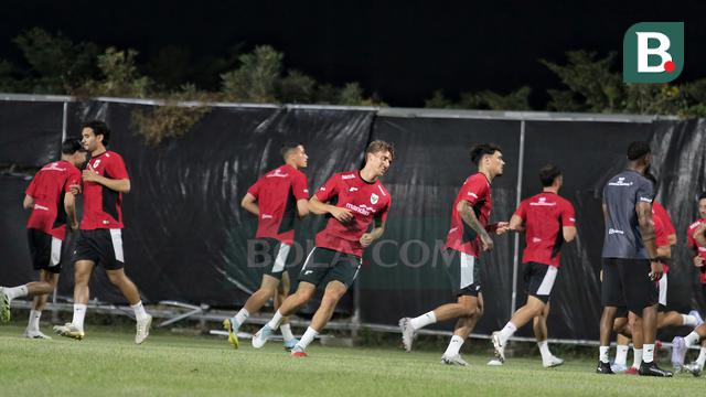 Striker Timnas Indonesia, Mauro Ziljstra berlatih di Lapangan ABC Gelora Bung Tomo, Surabaya (2/9/2025). (Bola.com/Wahyu Pratama)