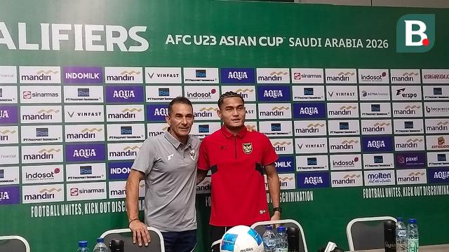 Pelatih Timnas Indonesia U-23, Gerald Vanenburg (kiri), dan Mikael Tata berbicara kepada awak media jelang Kualifikasi Piala Asia U-23 2026 melawan Laos di Stadion Gelora Delta, Sidoarjo. (Bola.com/Aditya Wany)