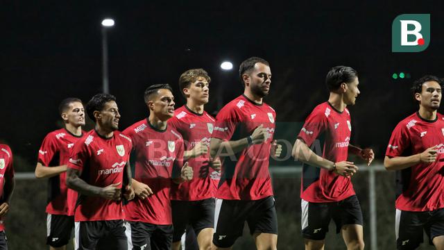 Pemain Timnas Indonesia menjalani latihan di Lapangan ABC Gelora Bung Tomo, Surabaya (2/9/2025). (Bola.com/Wahyu Pratama)