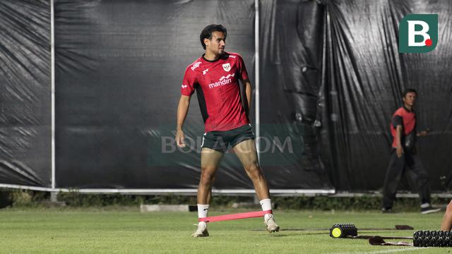 Bek Timnas Indonesia, Nathan Tjoe A-On, berlatih di Lapangan ABC Gelora Bung Tomo, Surabaya (2/9/2025). (Bola.com/Wahyu Pratama)