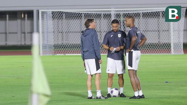 Sang pelatih, Patrick Kluivert pun berbicara mengenai kemungkinan untuk mencadangkan Maarten Paes dan memberikan kesempatan kepada Emil Audero Mulyadi saat melawan Bahrain nanti. (Bola.com/M Iqbal Ichsan)