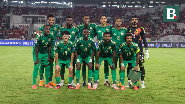 Starting XI Timnas Arab Saudi pada laga lanjutan putaran ketiga Grup C Kualifikasi Piala Dunia 2026 melawan Timnas Indonesia di Stadion Utama Gelora Bung Karno (SUGBK), Senayan, Jakarta, Selasa (19/11/2024). (Bola.com/Abdul Aziz)