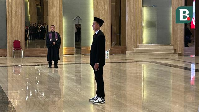 Proses pengambilan sumpah menjadi Warga Negara Indonesia yang dilakukan Miliano Jonathans di Kantor Kementerian Hukum (Kemnekum) RI, Jakarta Selatan, Rabu (3/9/2025) siang WIB. (Bola.com/Muhammad Adi Yaksa)