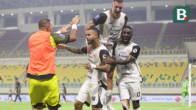 Andritany Ardhiyasa, Fabio Calonego, dan Allano merayakan gol yang dicetak Maxwell ke gawang Dewa United dalam laga pekan keempat BRI Super League 2025/2026 yang digelar di Banten International Stadium, Jumat (29/8/2025). (Bola.com/Abdul Aziz).