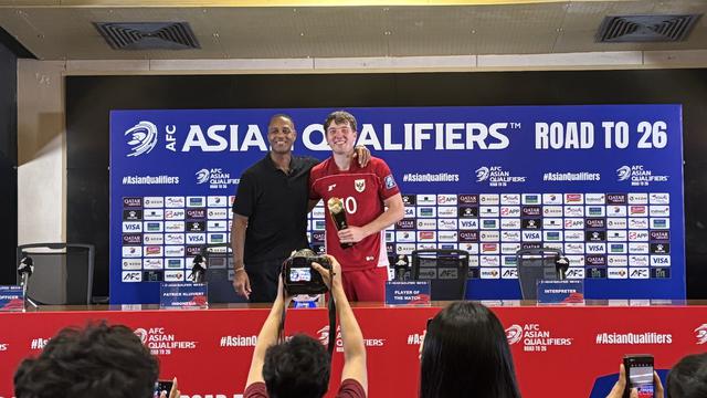 Setelah meraih kemenangan atas China dalam pertandingan lanjutan putaran ketiga Kualifikasi Piala Dunia 2026 zona Asia, pelatih Timnas Indonesia, Patrick Kluivert, berpose bersama striker Ole Romeny di Stadion Utama.
