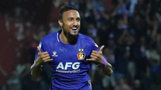 Gelandang Persik Kediri, Rohit Chand, berselebrasi setelah mencetak gol ke gawang Persis Solo pada laga pekan kedelapan BRI Liga 1 2023/2024 di Stadion Brawijaya Kediri, Sabtu (12/8/2023) malam WIB. (Bola.com/Gatot Sumitro)