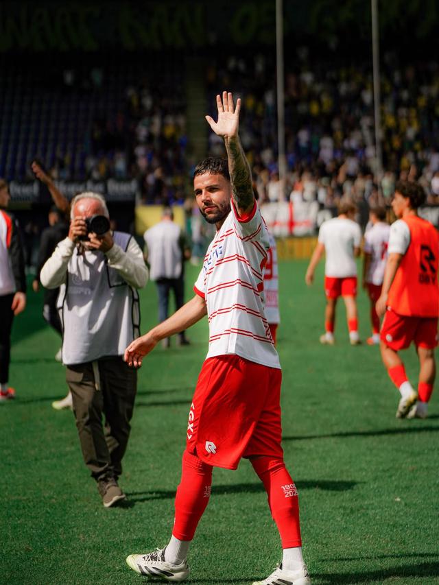 Calvin Verdonk mengucapkan salam perpisahan kepada fans NEC Nijmegen yang hadir langsung di Offermans Joosten Stadion, Minggu (31/8/2025). (Dok. NEC)