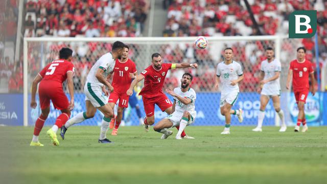 Pemain Timnas Indonesia, Jordi Amat (tengah) berebut bola dengan pemain Irak, Bashar Resan pada laga Grup F putaran kedua Kualifikasi Piala Dunia 2026 zona Asia di Stadion Utama Gelora Bung Karno (SUGBK), Senayan, Jakarta, Kamis (6/6/2024). (Bola.com/M Iqbal Ichsan)