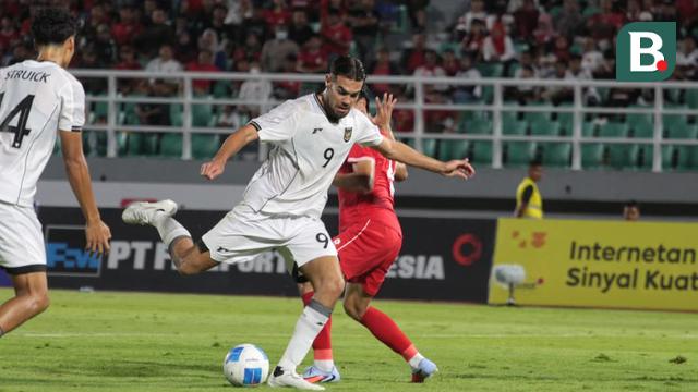 Striker Timnas Indonesia U-23, Jens Raven melepaskan tembakan ke gawang Laos dalam laga perdana Grup J Kualifikasi Piala Asia U-23 2026 di Stadion Gelora Delta, Sidoarjo, Jawa Timur, Rabu (3/9/2025) malam. (Bola.com/Wahyu Pratama)
