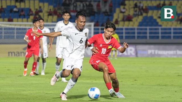 Gelandang Timnas Indonesia U-23, Robi Darwis berduel dengan striker Timnas Laos U-23, Peeter Phanthavong dalam laga perdana Grup J Kualifikasi Piala Asia U-23 2026 di Stadion Gelora Delta, Sidoarjo, Jawa Timur, Rabu (3/9/2025) malam. (Bola.com/Wahyu Pratama)