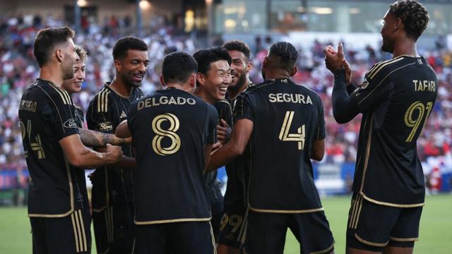 Son Heung-Min #7 dari LAFC merayakan gol pembuka bersama rekan-rekannya dalam pertandingan sepak bola MLS antara FC Dallas dan Los Angeles Football Club di Stadion Toyota pada Minggu (24-8-2025) WIB di Frisco, Texas. (Omar Vega/Getty Images via AFP)