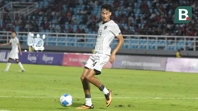Pemain Timnas Indonesia U-23, Rafael Struick mengontrol bola dalam laga Grup J Kualifikasi Piala Asia U-23 2026 melawan Laos di Stadion Gelora Delta, Sidoarjo, Jawa Timur, Rabu (03/09/2025). (Bola.com/Wahyu Pratama)
