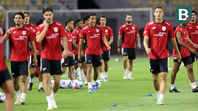 Pemain Timnas Indonesia, Miliano Jonathans memuntahkan air saat menjalani latihan resmi menjelang FIFA Matchday melawan Chinese Taipei di Stadion Gelora Bung Tomo, Surabaya, Kamis (04/09/2025). (Bola.com/Abdul Aziz)