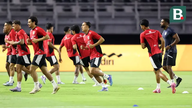 Pemain Timnas Indonesia, Miliano Jonathans tampak menjalani latihan resmi menjelang FIFA Matchday melawan Chinese Taipei di Stadion Gelora Bung Tomo, Surabaya, Kamis (04/09/2025). (Bola.com/Abdul Aziz)