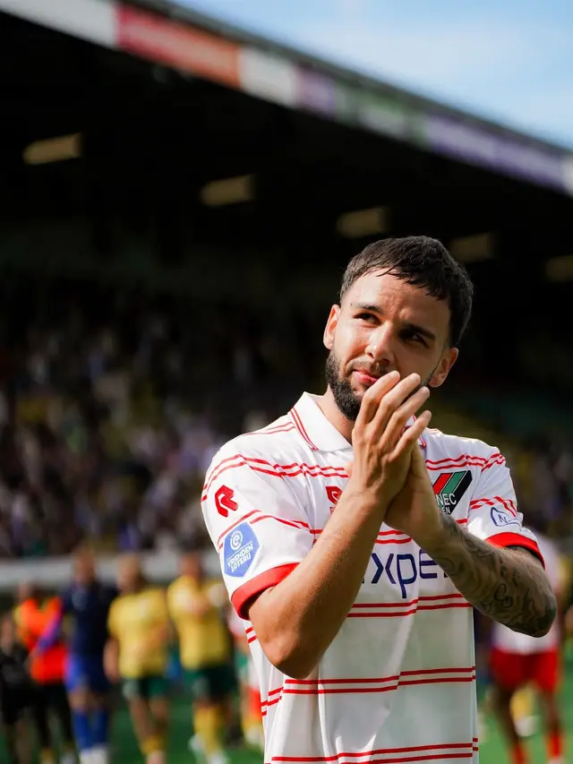 Calvin Verdonk mengucapkan salam perpisahan kepada fans NEC Nijmegen yang hadir langsung di Offermans Joosten Stadion, Minggu (31/8/2025). (Dok. NEC)