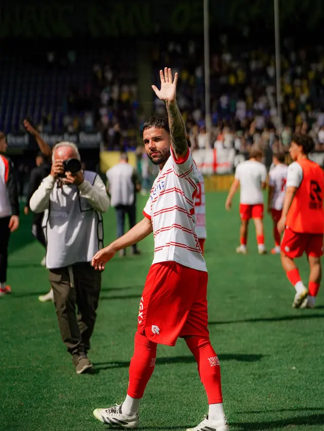Calvin Verdonk mengucapkan salam perpisahan kepada fans NEC Nijmegen yang hadir langsung di Offermans Joosten Stadion, Minggu (31/8/2025). (Dok. NEC)